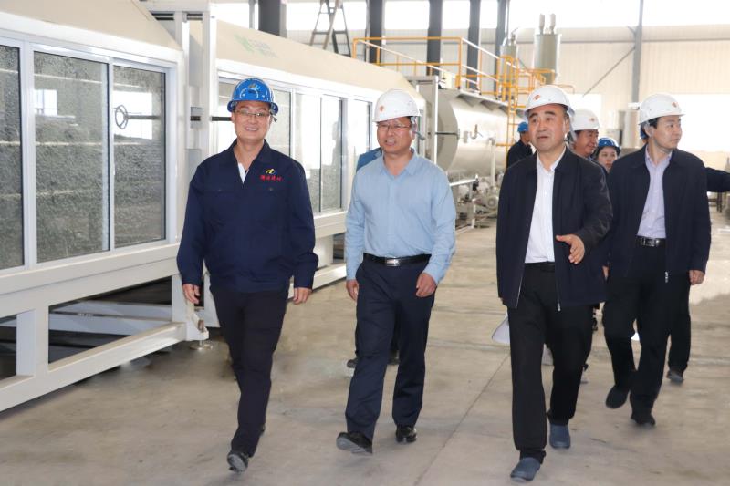 5.21日，定西市副市長、農(nóng)業(yè)農(nóng)村局局長等一行領(lǐng)導(dǎo)蒞臨我公司檢查指導(dǎo)工作